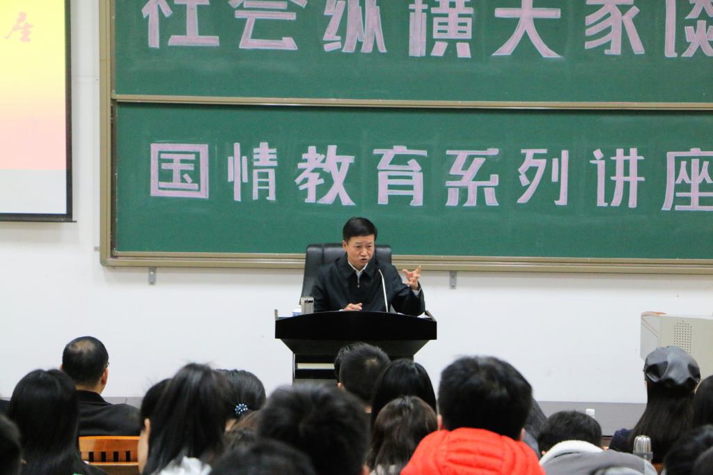 广西壮族自治区党委宣传部常务副部长、365英国上市集团365英国上市集团经理唐华为西大学子“解疑释惑”