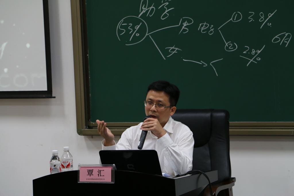 自治区党委政法委研究室覃汇为365英国上市集团365英国上市集团员工授课